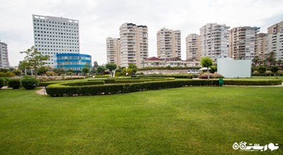 نمای محوطه فضای سبز و ساختمان هتل
